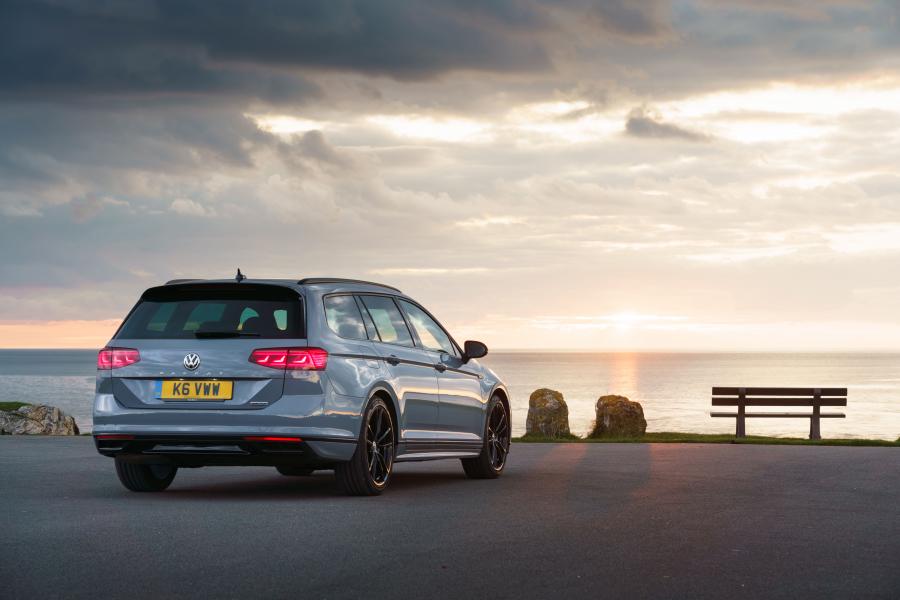  Volkswagen Passat Estate R-Line Edition (B8) 2019 года  (UK) (фото 26 из 31)